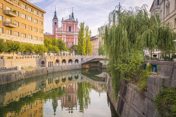 The old town of Ljubljana, with the Ljubljanica river, the Triple Bridge and the iconic Franciscan Annunciation church. Ljubljiana, Osrednjeslovenska, Slovenia.