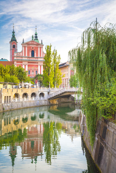 The old town of Ljubljana, with the Ljubljanica river, the Triple Bridge and the iconic Franciscan Annunciation church. Ljubljiana, Osrednjeslovenska, Slovenia.