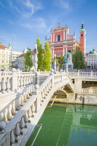 The old town of Ljubljana, with the Ljubljanica river, the Triple Bridge and the iconic Franciscan Annunciation church. Ljubljiana, Osrednjeslovenska, Slovenia.