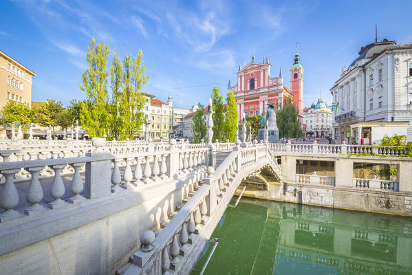 The old town of Ljubljana, with the Ljubljanica river, the Triple Bridge and the iconic Franciscan Annunciation church. Ljubljiana, Osrednjeslovenska, Slovenia.