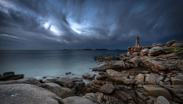 Mean Ruz lighthouse, Ploumanac'h, Perro-Guirec, Lannion district, Cote d'Armor, Brittany, France