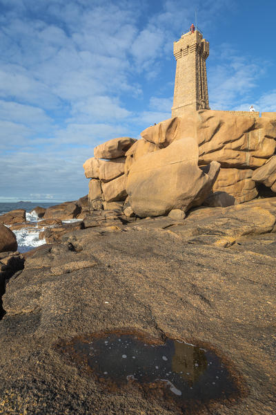Meau Ruz lighthouse, Côte de Granit Rose,  Ploumanac'h, Perro-Guirec, Lannion district, Cote d'Armor, Brittany, France