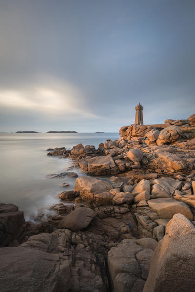 Mean Ruz lighthouse, Ploumanac'h, Perro-Guirec, Lannion district, Cote d'Amor, Brittany, France