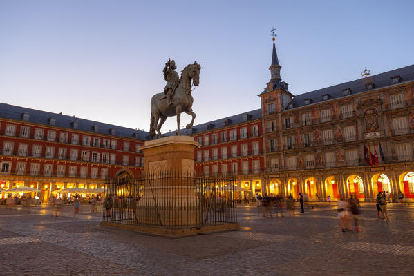 foto  - Plaza Major with Philip III statue in the evening, Madrid, Spain