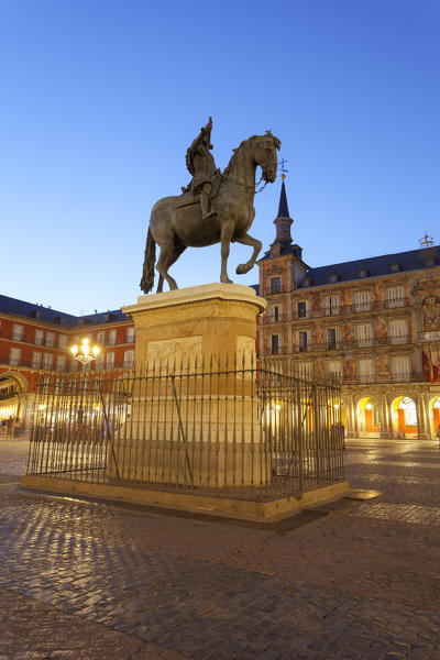 foto  - Plaza Major with Philip III statue in the evening, Madrid, Spain