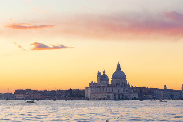 foto  - Church of Santa Maria della Salute Basilica at sunset, Venice, Veneto, Italy