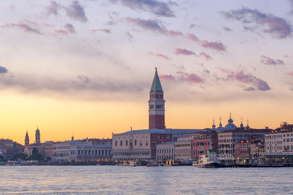 foto  - St. Mark's Campanile and Doge's Palace at sunset from Riva San Biasio at sunset, Venice, Veneto, Italy.