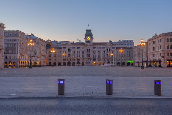 foto  - Piazza Unità d'Italia, the Main Square of Trieste, at dawn. Trieste, Friuli-Venezia Giulia, Italy