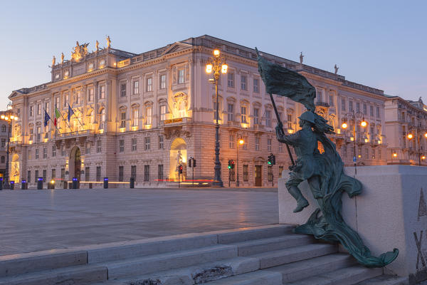 foto  - The Lloyd Triestino Palace (the government palace of Friuli-Venezia Giulia region) at dawn, Trieste, Friuli-Venezia Giulia, Italy