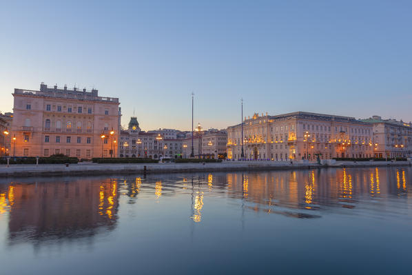 foto  - Piazza Unità d'Italia, the Main Square of Trieste, at dawn seen from Molo Audace. Trieste, Friuli-Venezia Giulia, Italy