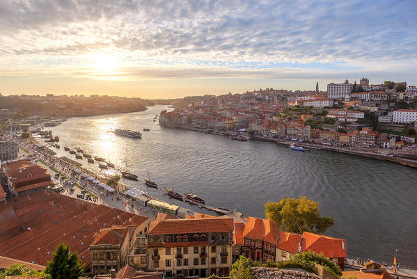 foto  - Overview of Porto old town and Douro River from Miraduro do teleférico (cable car viewpoint), Vila Nova de Gaia, Porto district, Norte Region, Portugal