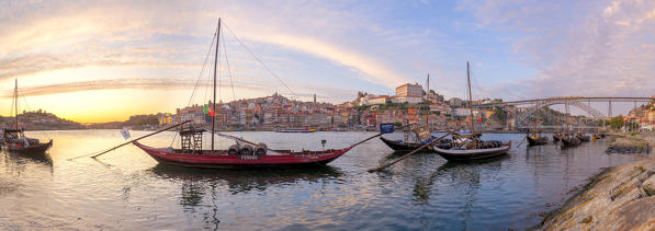 foto  - Panoramic view of Porto old town at sunset from the south bank of Douro River, whit Porto old town on the background, Vila Nova de Gaia, Porto district, Norte Region, Portugal