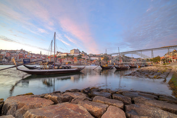 foto  - Sunset on Port wine boats moored on the south bank of Douro River, whit Porto old town on the background, Vila Nova de Gaia, Porto district, Norte Region, Portugal