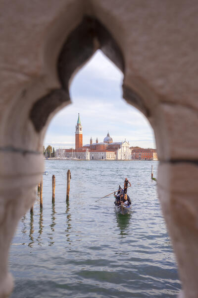 foto  - A gondola with St. George's island friom Ponte della Paglia, Venice, Veneto, Italy.