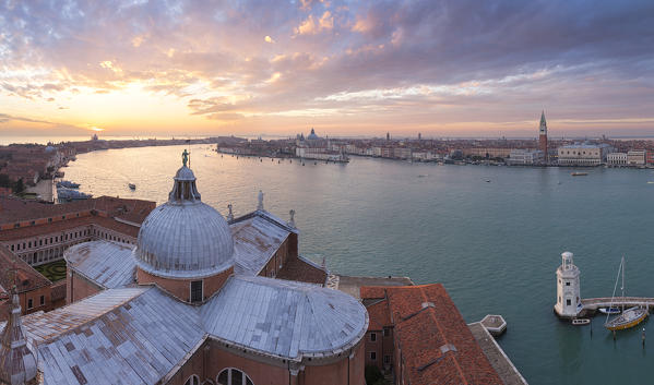 foto  - Elevated view of Abbey of San Giorgio Maggiore with Giudecca Canal at sunset from the bell tower of San Giorgio Maggiore, Venice, Veneto, Italy