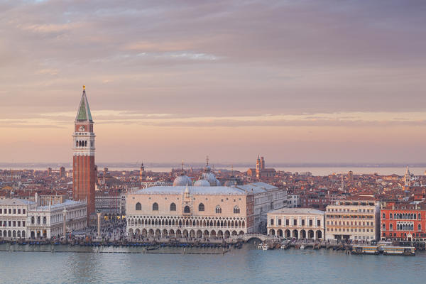 foto  - View of San Marco Square from the bell tower of abbey of San Giorgio Maggiore at sunset, Venice, Veneto, Italy