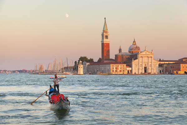 foto  - A gondola with St. George's island at sunset, Venice, Veneto, Italy