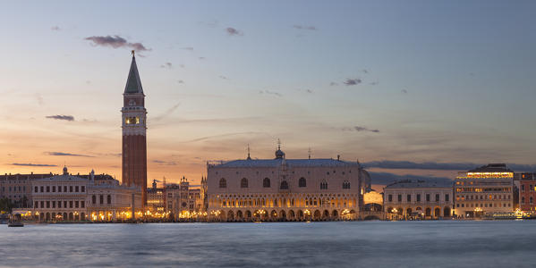 foto  - St. Mark’s Campanile and Doge’s Palace from San Giorgio Maggiore Island at sunset, Venice, Veneto, Italy