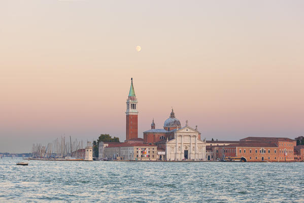 foto  - St. George's island at dusk, Venice, Veneto, Italy