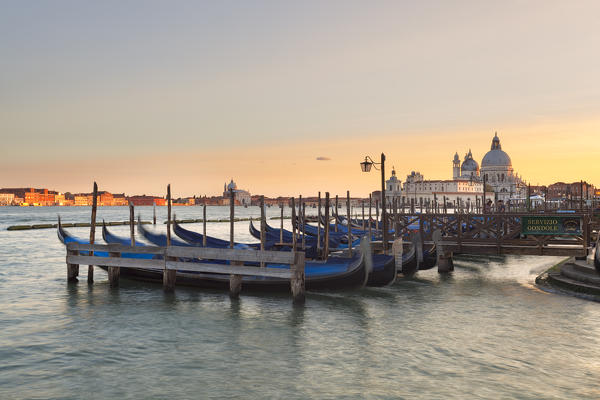 foto  - Santa Maria della Salute Basilica from Riva degli Schiavoni at sunset, Venice, Veneto, Italy