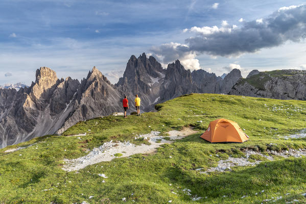 foto  - Mount Campedelle, Misurina, Auronzo di Cadore, province of Belluno, Veneto, Italy, Europe. Two mountaineers admires the  sunset at the Cadini di Misurina mountains (MR)