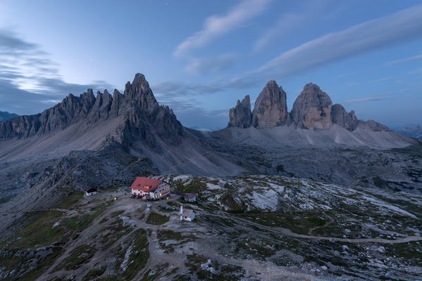 foto  - Europe, Italy, Dolomites, South Tyrol, Bolzano. Paterno, Tre Cime di Lavaredo and the Locatelli hut at dawn.