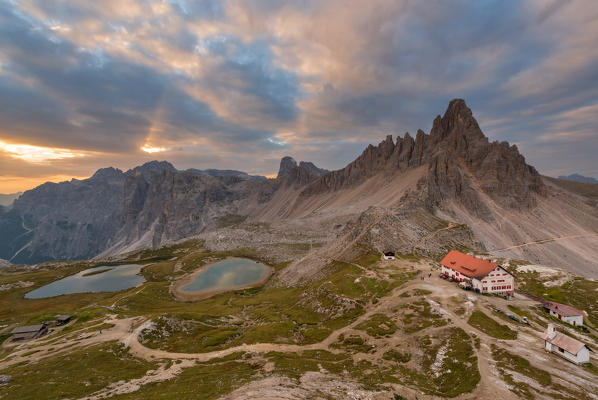 foto  - Europe, Italy, Dolomites, South Tyrol, Bolzano. Piani lakes and mount Paterno at sunrise.