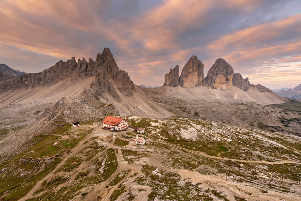 foto  - Europe, Italy, South Tyrol, Bolzano. Paterno, Tre Cime di Lavaredo and the Locatelli hut at dawn