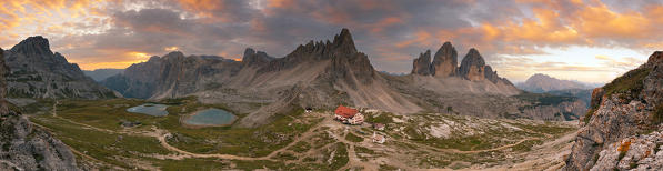 foto  - Europe, Italy, South Tyrol, Bolzano. Piani lakes, Paterno, Tre Cime di Lavaredo and the Locatelli hut at dawn