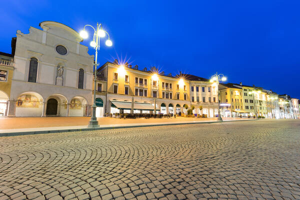 foto  - Piazza dei Martiri, the main square of Belluno city by night.
Europe, Italy, Veneto, Province of Belluno, Belluno