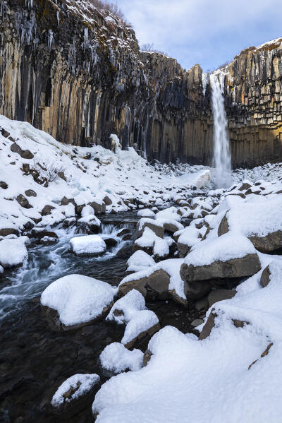 foto  - Svartifoss waterfall in winter. Skaftafell National Park, Hornafjörður, Austurland, Iceland, Northern Europe.