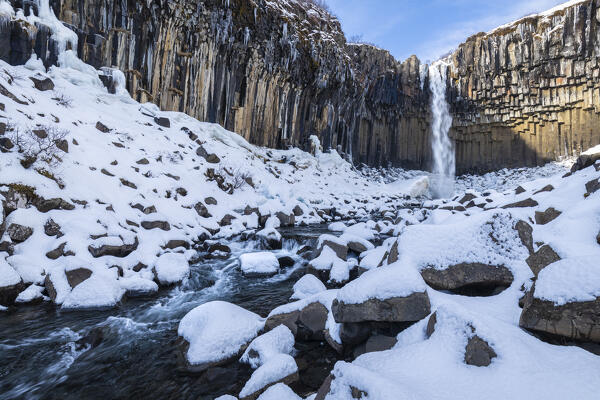 foto  - Svartifoss waterfall in winter. Skaftafell National Park, Hornafjörður, Austurland, Iceland, Northern Europe.