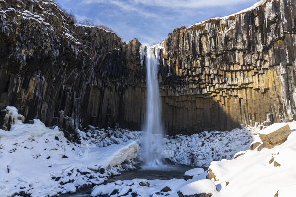 foto  - Svartifoss waterfall in winter. Skaftafell National Park, Hornafjörður, Austurland, Iceland, Northern Europe.