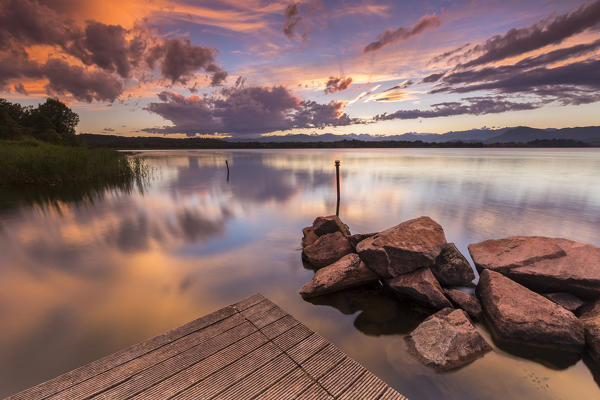 foto  - A summer sunset reflecting on Lake Varese at Cazzago Brabbia harbour, Varese Province, Lombardy, Italy.