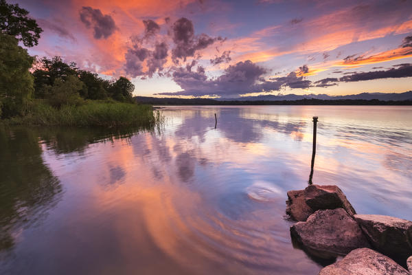 foto  - A summer sunset reflecting on Lake Varese at Cazzago Brabbia harbour, Varese Province, Lombardy, Italy.