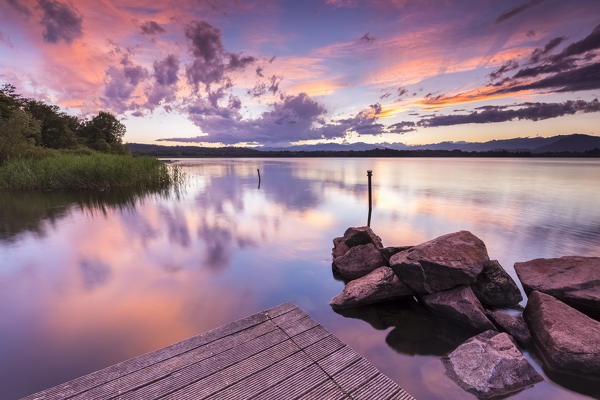 foto  - A summer sunset reflecting on Lake Varese at Cazzago Brabbia harbour, Varese Province, Lombardy, Italy.