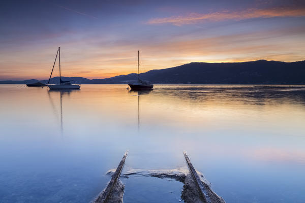 foto  - Emerged boat rails at Sasso Moro dock during an autumnal sunset, Sasso Moro, Leggiuno, Lake Maggiore, Varese Province, Lombardy, Italy.