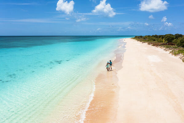 foto  - High angle view of man and woman in love embracing on a beach while looking at Caribbean sea, Antigua & Barbuda, West Indies (MR)
