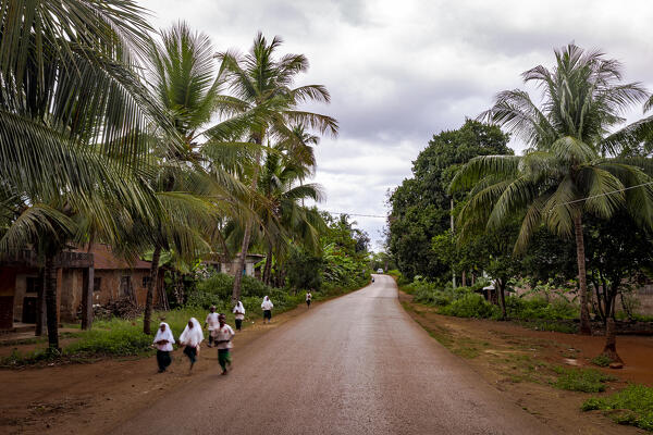 foto  - Happy kids running on an empty road of an inland village, Zanzibar, Tanzania