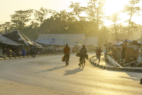 foto  - People on bicycles in the fish market of Mkokotoni village, Zanzibar, Tanzania