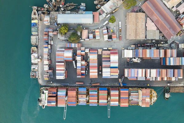 foto  - Container ship in the commercial dock, overhead view, Stone Town, Zanzibar, Tanzania
