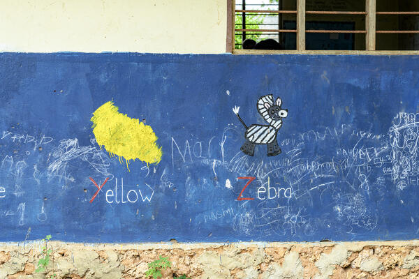 foto  - Drawings of schoolchildren on the school wall used as a blackboard, Kidoti, Zanzibar, Tanzania