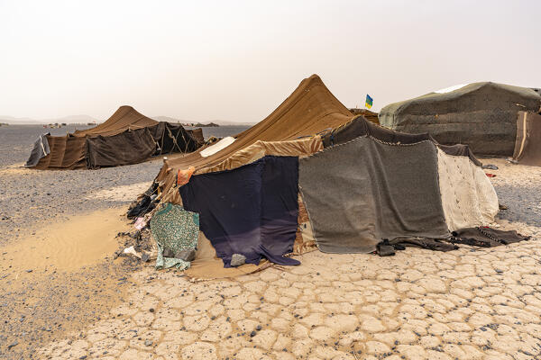 foto  - Berber tents in the dry land of Sahara Desert, Erg Chebbi, Merzouga, Morocco
