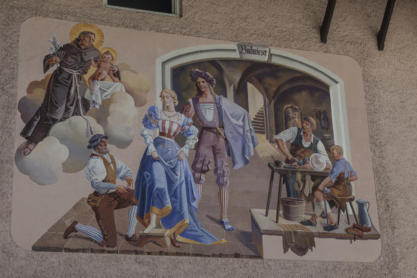 foto  - Paintings and frescoes decorate the typical houses Garmisch Partenkirchen Oberbayern region Bavaria Germany Europe