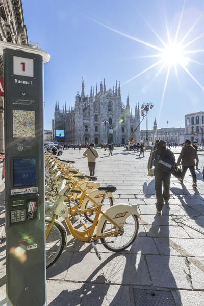 foto  - Yellow bicycles and tourists in the main square of town facing the Duomo Milan Lombardy Italy Europe