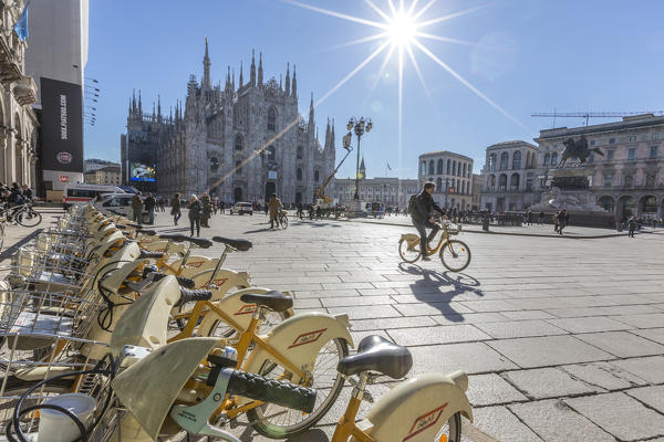 foto  - The yellow bicycles and cyclist in the main square of town facing the Duomo Milan Lombardy Italy Europe