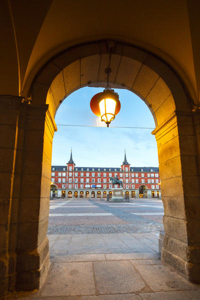 foto  - Plaza Mayor seen from the arcade, Madrid, Spain