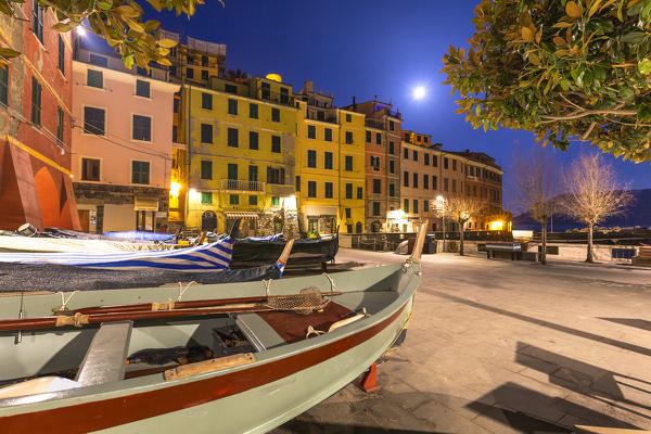 foto  - Boats and traditional houses illuminates by moon in the main square of Vernazza, Cinque Terre, Liguria, Italy, Europe.