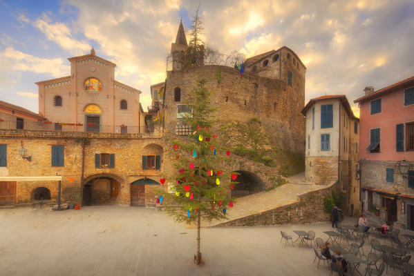 foto  - Sunset at main square of Apricale, Province of Imperia, Liguria, Italy, Europe.