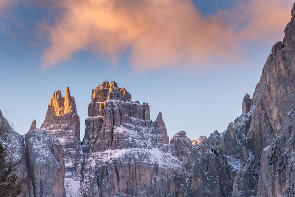 foto  - Blue sky and red clouds on the rocky peaks of the Rosengarten massif in winter Dolomites Bolzano South Tyrol Italy 